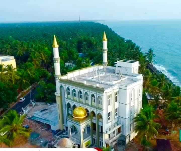 கார்னிச்_மசூதி.இது ஒரு அதிநவீன பள்ளிவாசல் 