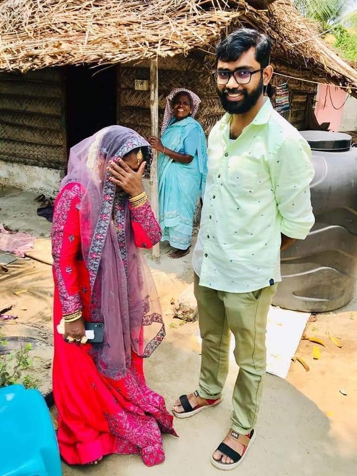 துக்கத்தை மறைத்துவெளியில் சிரிக்கிறாள்