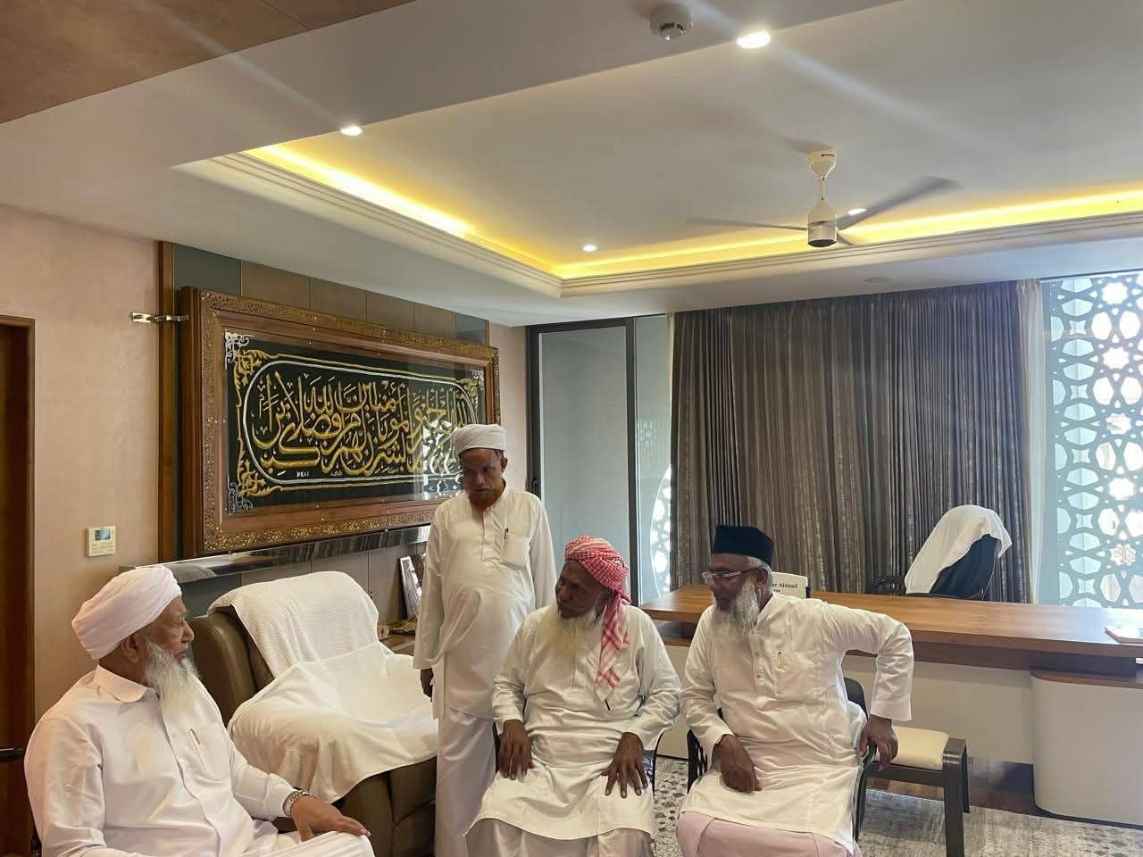 கிராண்ட் முஃப்தி அபுபக்கர் பாகவி ஹஸ்ரத் அவர்களை மரியாதை நிமித்தமாக சந்தித்து பேசிய தமிழ்நாடு ஜமாஅத்துல் உலமா சபை மாநில நிர்வாகிகள் 